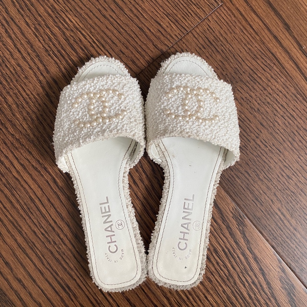 Chanel 22S White Sandal Size 5.5